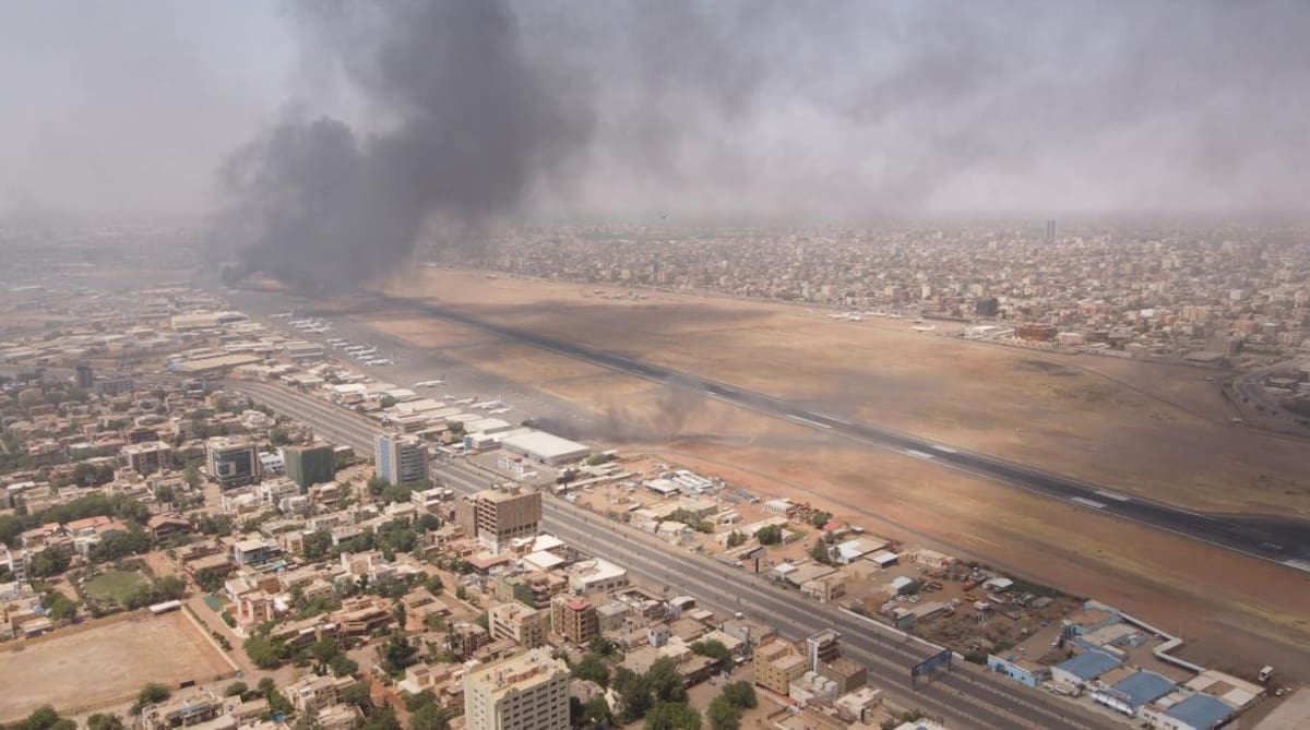 Humo en Jartum, enfrentamientos en Sudán. Foto: Reuters.
