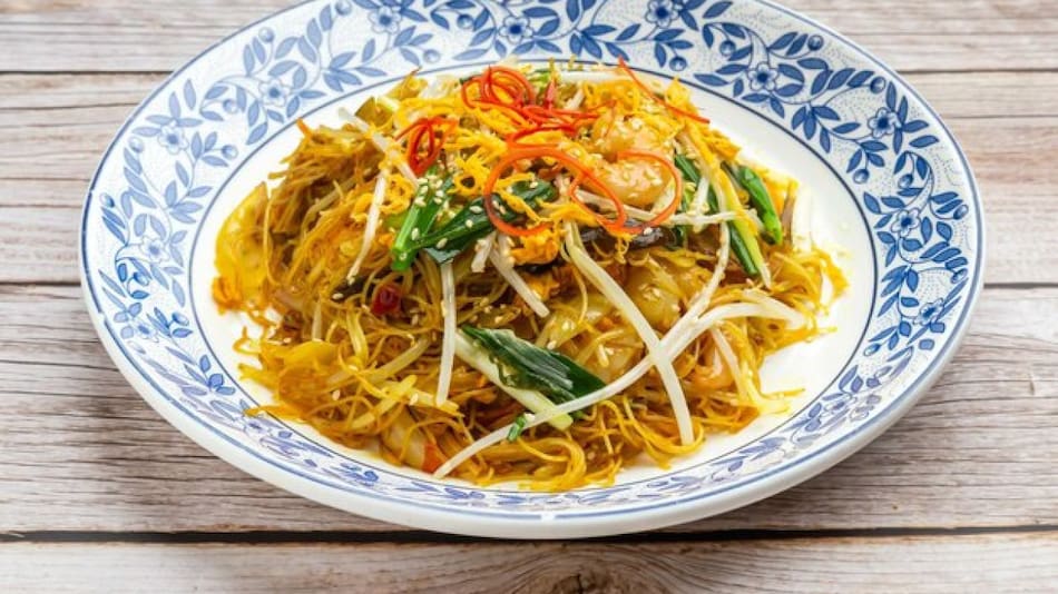 Fideos al estilo Singapur. Foto: Freepik.