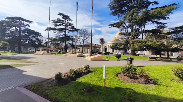 El pueblo bonaerense que creó la torta más patriota: es una parada obligada rumbo a la Costa y se disputa el título más codiciado