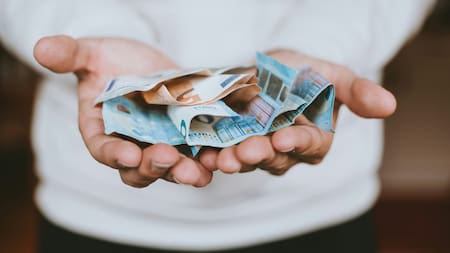 Encontrar plata en la calle puede tener diferentes interpretaciones. Foto: Unsplash