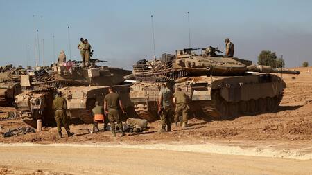 Tanques israelíes en la Franja de Gaza. Foto: EFE.