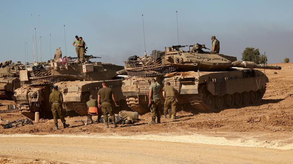 Tanques israelíes en la Franja de Gaza. Foto: EFE.