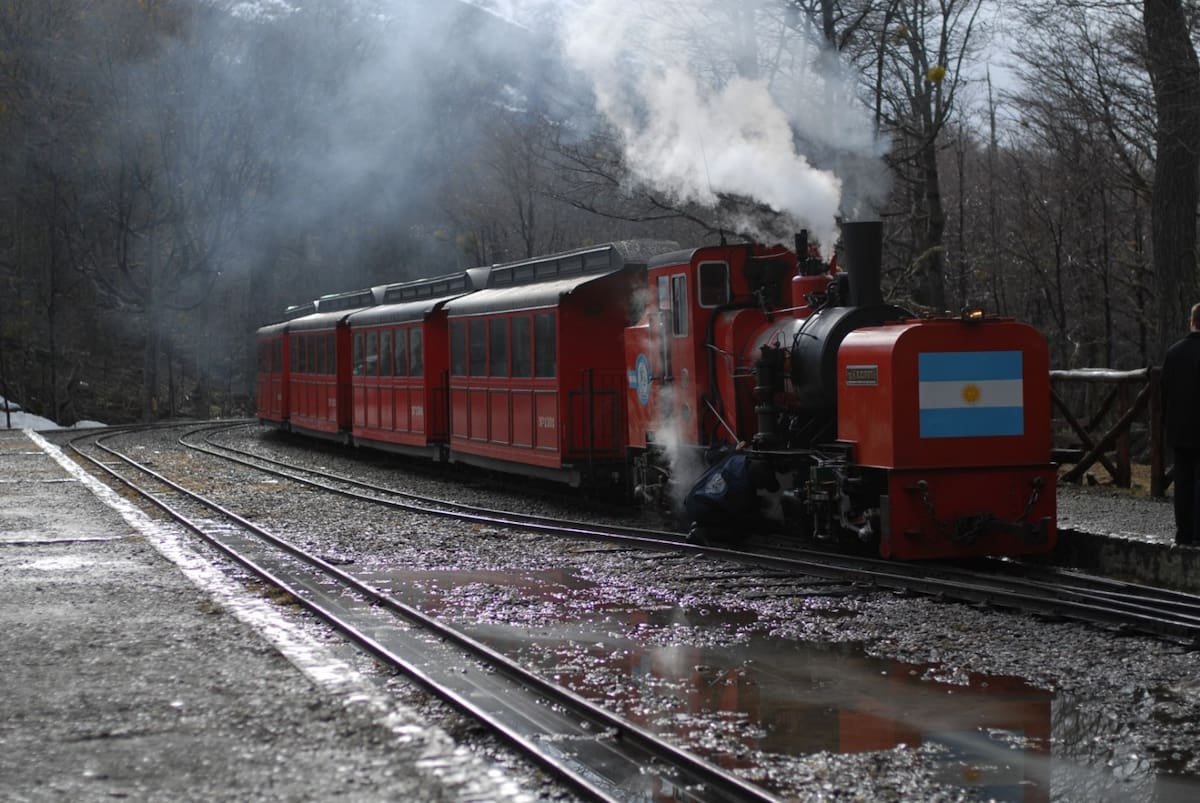 La historia del tren construido por presos en Ushuaia