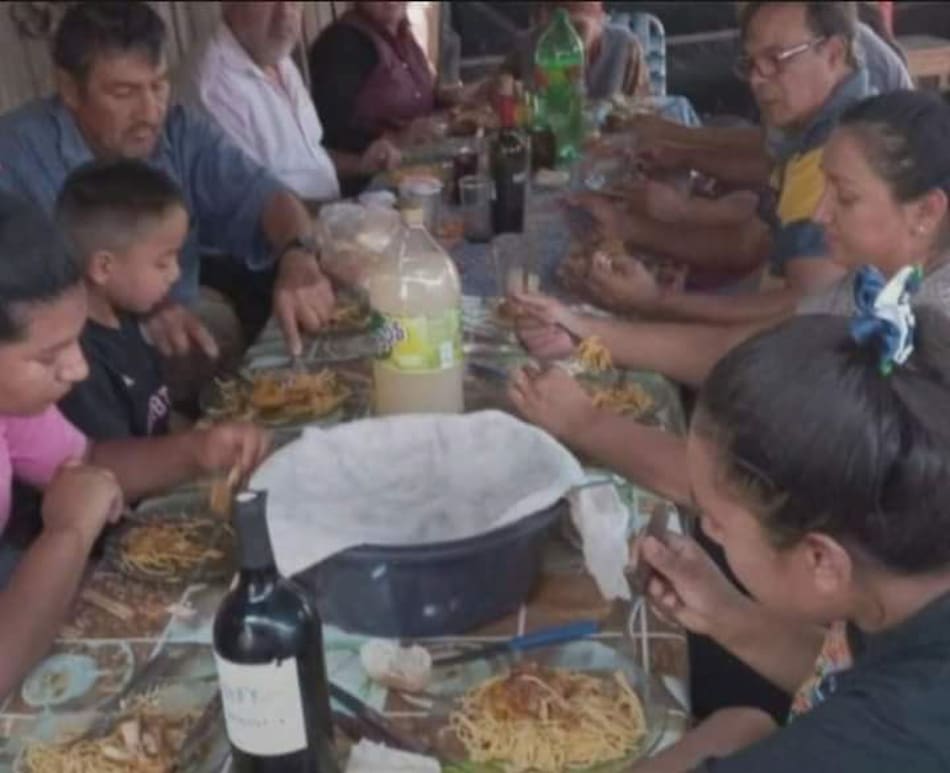 La foto del último almuerzo que compartió Loan antes de desaparecer. Foto: NA.