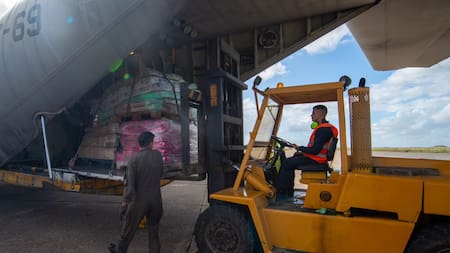 Bahía Blanca: la Fuerza Aérea compartió imágenes del operativo desplegado para ayudar a los damnificados