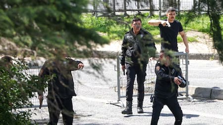 Video: tres atacantes abrieron fuego frente al consulado de Israel en Estambul, se enfrentaron a la Policía y uno murió