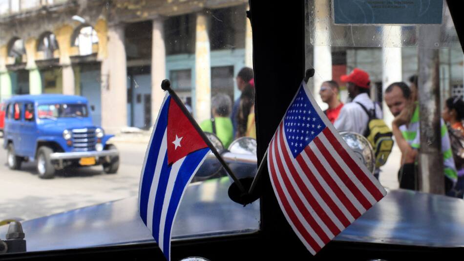 Banderas de Cuba y Estados Unidos.