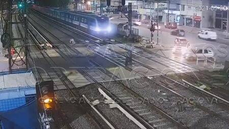 Auto embestido por tren Sarmiento