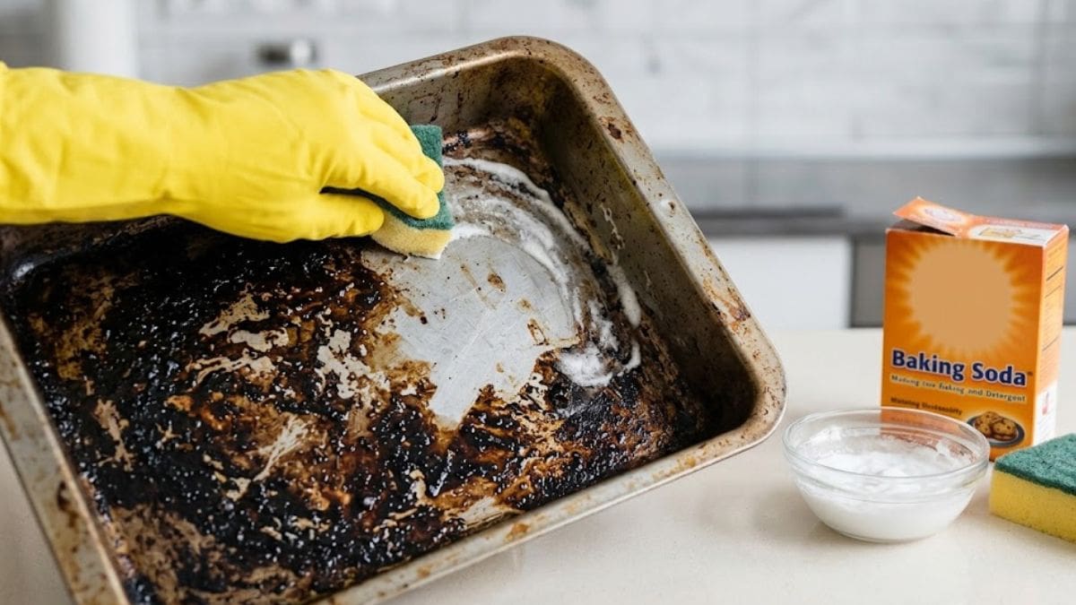 Cómo sacar la costra negra de las fuentes del horno: qué usar para eliminar la grasa quemada