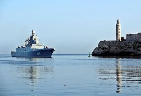Buques de la Marina de Guerra de Rusia arriban al puerto de La Habana. Foto: EFE