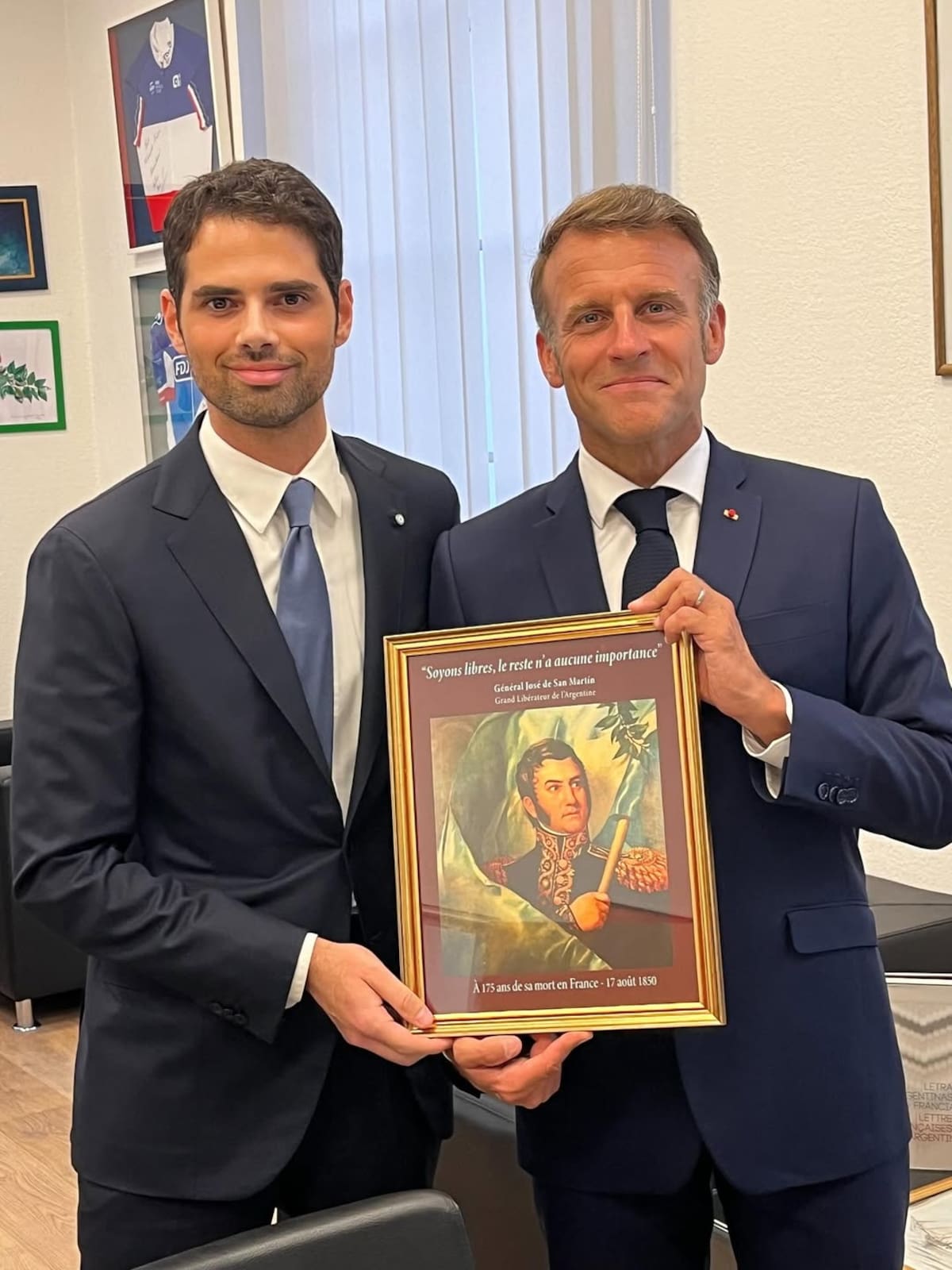 Ian Sielecki, embajador de Argentina en Francia, junto a Emmanuel Macron.