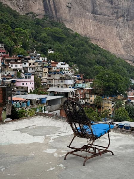 La vista desde la terraza viral en las favelas de Río de Janeiro, Brasil.