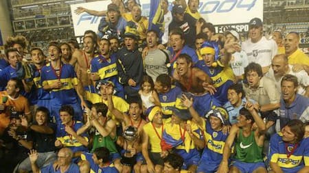 El futbolista fue campeón con Boca de la Sudamericana 2004. Foto: X @la12tuittera
