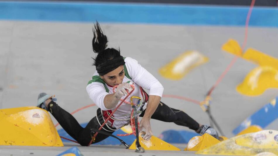 La escaladora iraní que compitió sin velo regresó a Irán_Télam