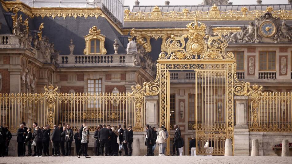 Evacuación en el Palacio de Versalles. Foto: EFE