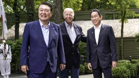 Cumbre Biden, Suk-Yeol y Kishida. Foto: EFE.