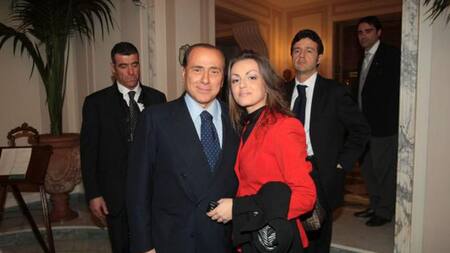 Berlusconi y nueva pareja