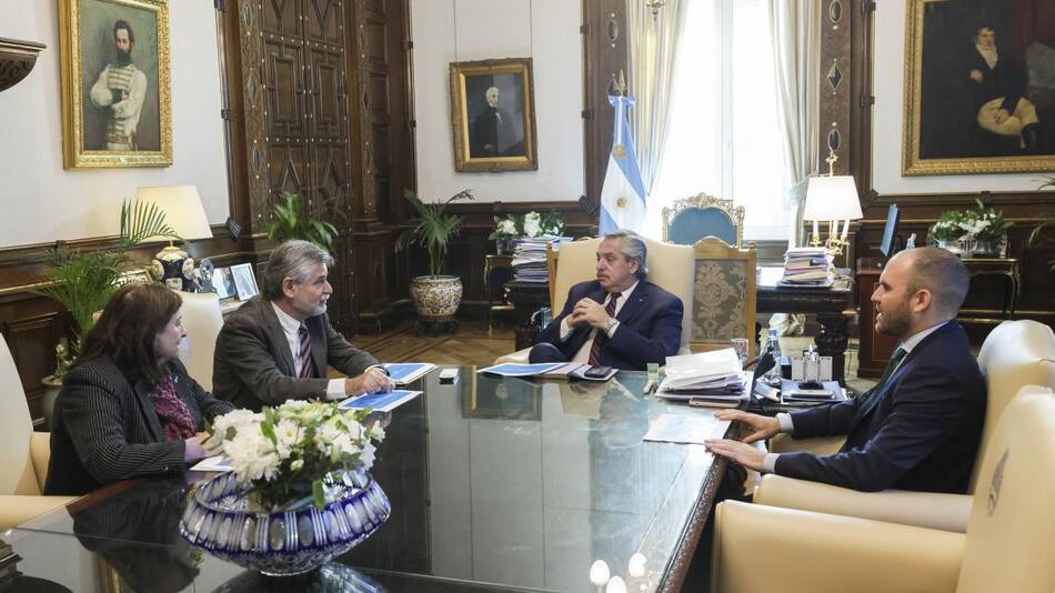 Ana María Franchi, titular del Conicet, junto a Alberto Fernández, Martín Guzmán y Daniel Filmus. Foto: NA.