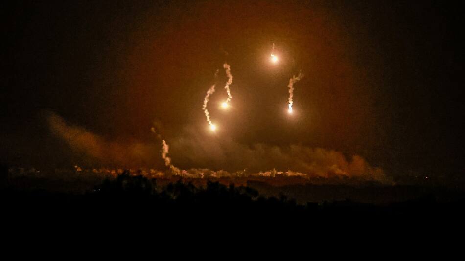 Bengalas arden sobre el cielo de Gaza. Foto: Reuters.