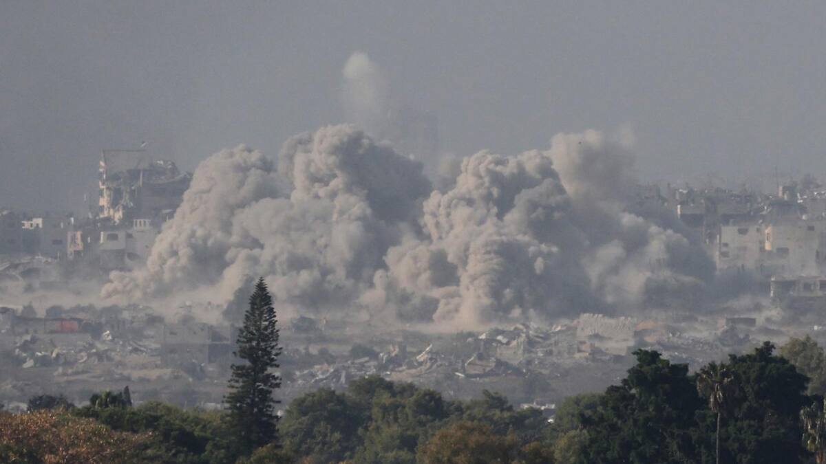 l humo se eleva desde la Franja de Gaza tras los ataques aéreos israelíes, visto desde un lugar no revelado cerca de la frontera entre Gaza y el sur de Israel. EFE