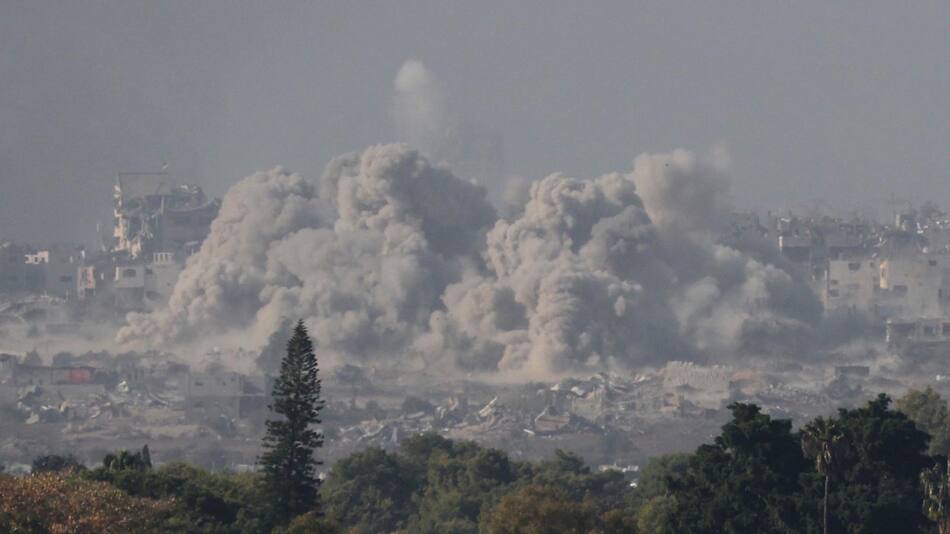 l humo se eleva desde la Franja de Gaza tras los ataques aéreos israelíes, visto desde un lugar no revelado cerca de la frontera entre Gaza y el sur de Israel. EFE