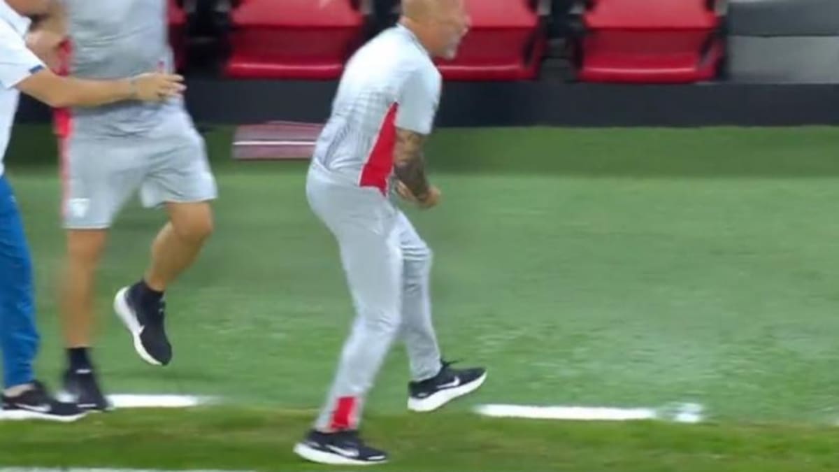 Sampaoli corrió a gritar un gol al técnico del rival y se lo terminaron anulando