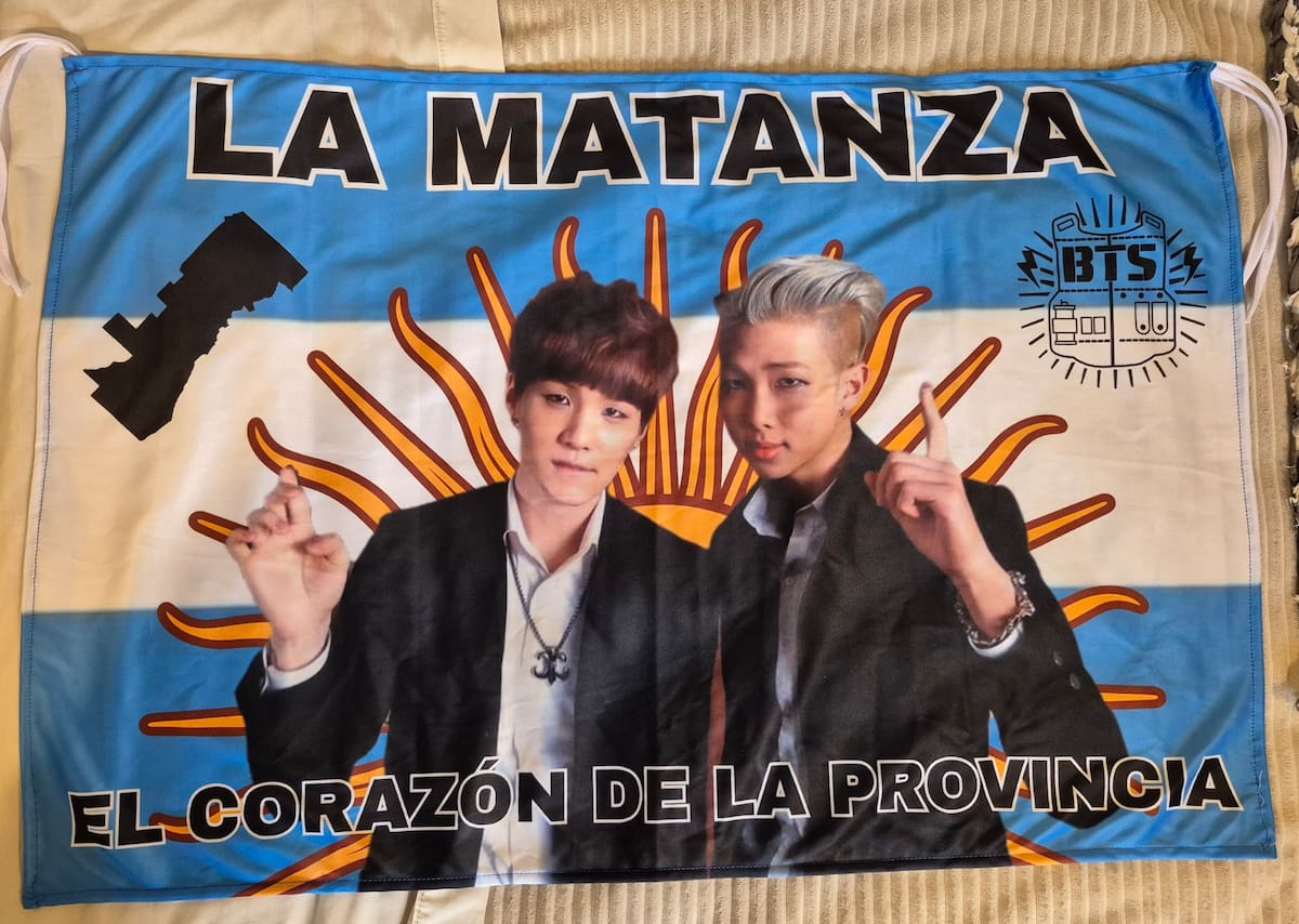 Banderas hechas por las fanáticas de BTS.
