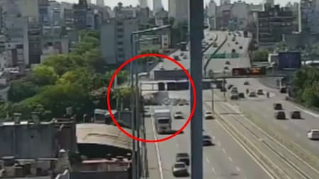 Choque de camiones en Autopista 25 de Mayo, accidente de tránsito, video de cámara de seguridad