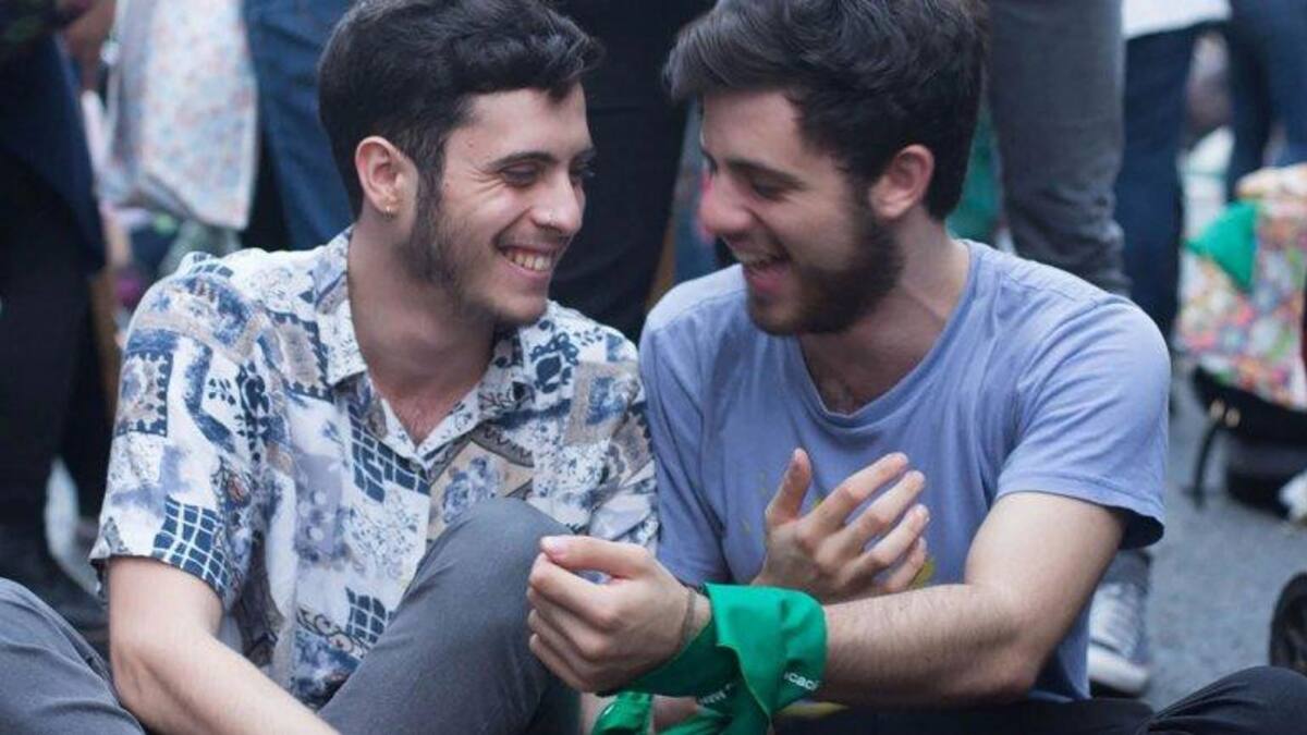 Tomás y Joaquín, jóvenes discriminados por su sexualidad en una pizzeria