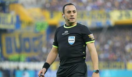 Fernando Espinoza, el árbitro del polémico partido entre Boca y Atlético Tucumán. Foto: NA.
