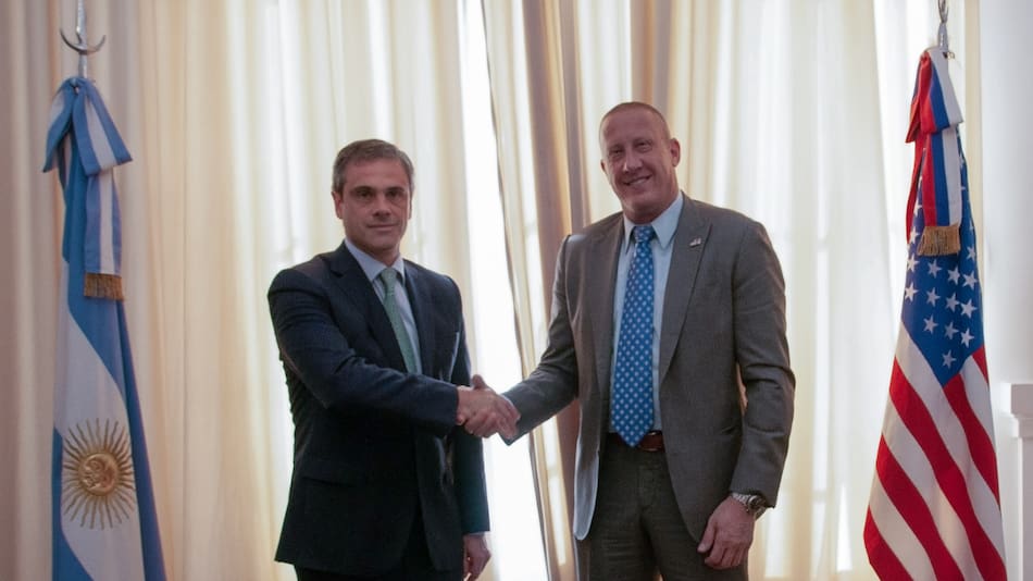 El director general de Aduanas, Guillermo Michel y David Magdycz, Deputy Assistant Director —Homeland Security Investigations. Foto: Aduana.