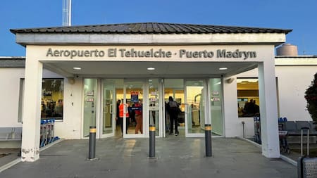 La Policía desalojó el lugar y los pasajeros debieron esperar afuera. Foto: redes sociales.