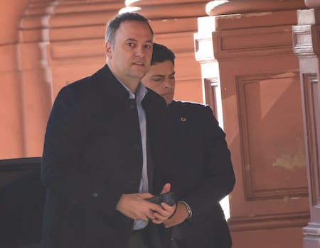 Manuel Adorni, vocero presidencial, en la reunión de los principales funcionarios del gobierno de Javier Milei.