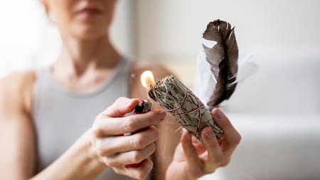 Cómo hacer el poderoso ritual con laurel para atraer buena suerte y abundancia en octubre 2025