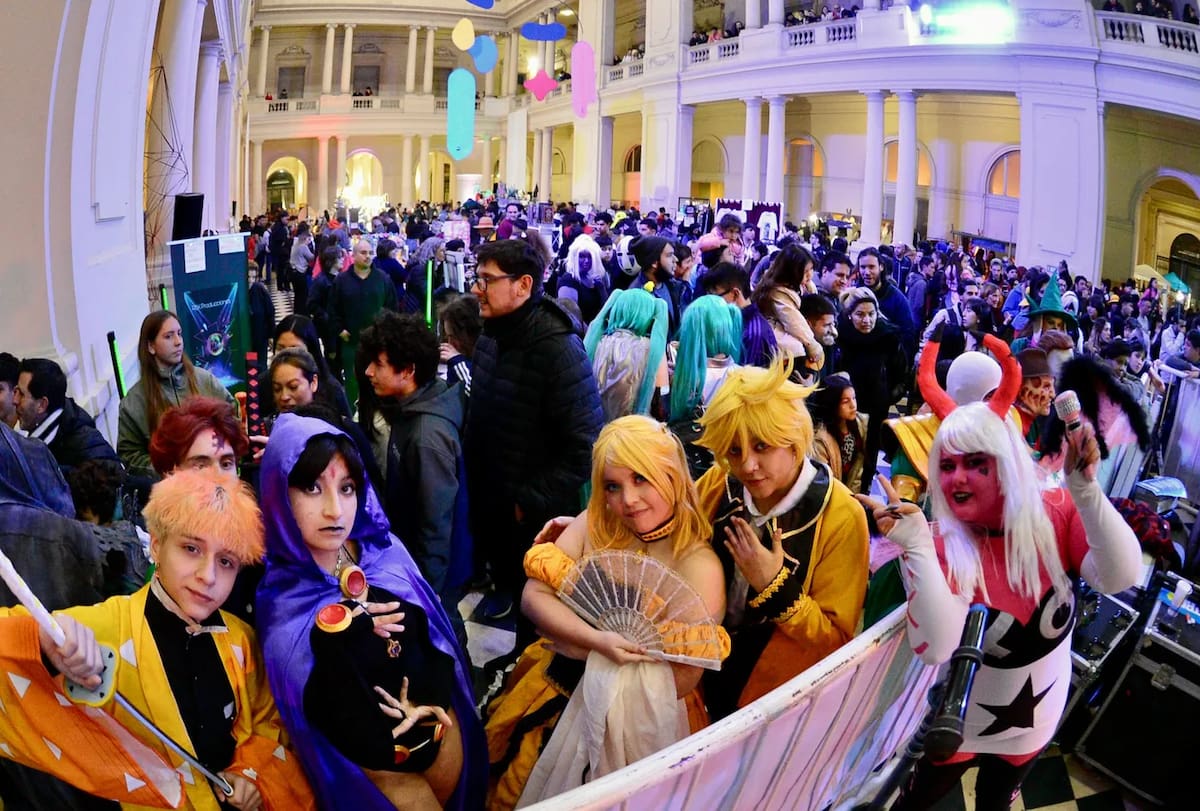 Miles de fanáticos se reúnen en el Pasaje Dardo Rocha para disfrutar de La Plata Comic, un evento con entrada libre que combina cómics, manga, cosplay, gaming y espectáculos en vivo para todas las edades.