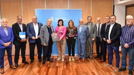 La ministra de Trabajo, junto a representantes sindicales y de las cámaras empresarias. Foto: NA