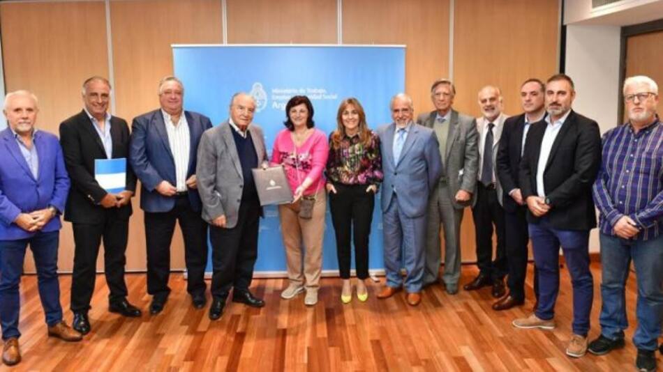 La ministra de Trabajo, junto a representantes sindicales y de las cámaras empresarias. Foto: NA