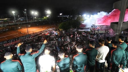 Miles de hinchas demostraron su apoyo con un banderazo. Foto: NA.