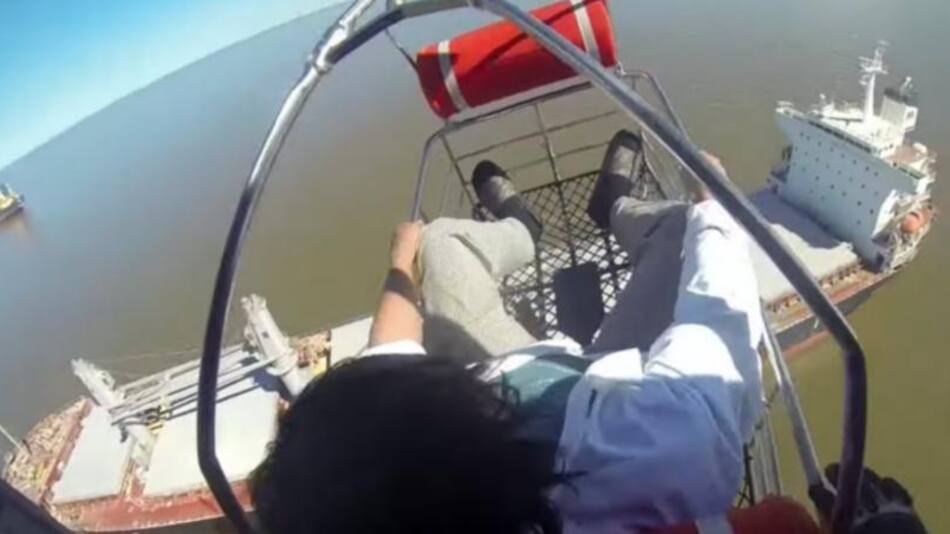 La Prefectura evacuó a un tripulante de un buque que navegaba cerca de la costa de La Plata, foto NA