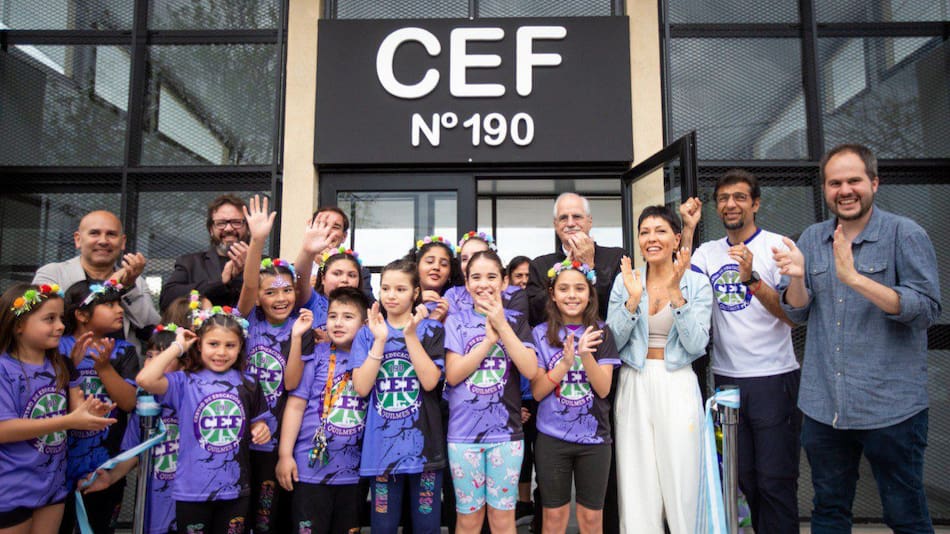 Mayra Mendoza y Jorge Taiana inauguraron el nuevo edificio de un centro de educación física.