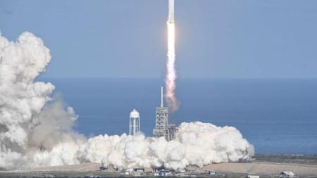 Video: exitoso lanzamiento del Falcon Heavy, el cohete más potente del mundo