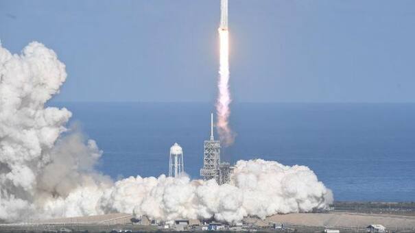 Video: exitoso lanzamiento del Falcon Heavy, el cohete más potente del mundo