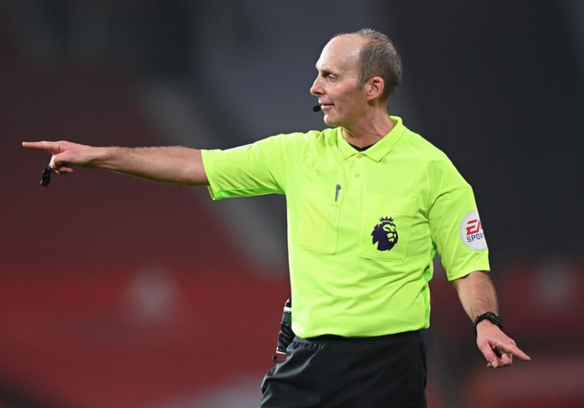 El árbitro Mike Dean de la Premier League.