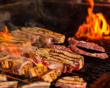 Parrilla, carne, asado. Foto Freepik