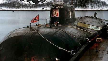 Submarino ruso Kursk, reflotado en el 2001