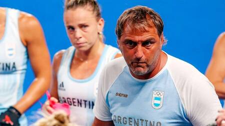 Chapa Retegui junto a Las Leonas