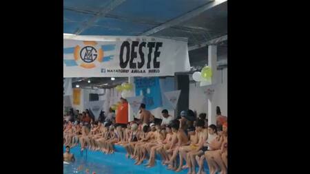 Gustavo Menéndez encabezó encuentro de escuelas de natación en Merlo. Foto: Captura de video.