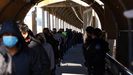 Migrantes hacen fila para salir de Estados Unidos hacia México. Foto: Reuters/Jose Luis Gonzalez