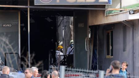 Los restos de la estructura de la discoteca consumida por el fuego. Foto: EFE/Georgi Licovski.