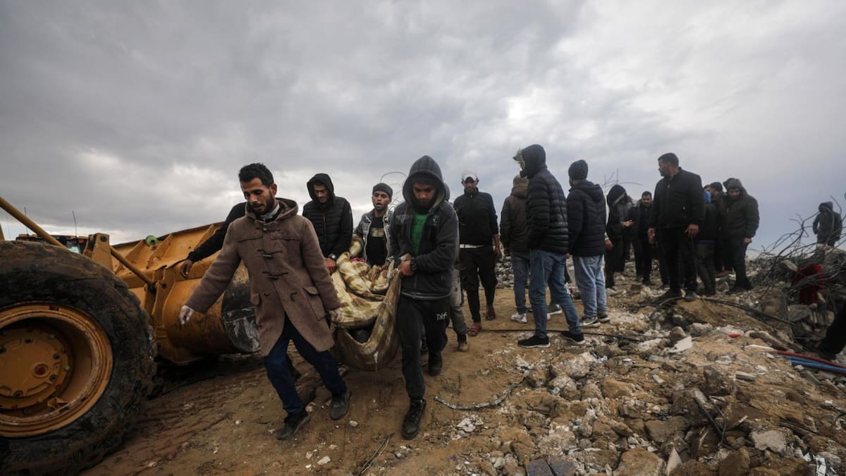 Palestinos buscan supervivientes tras ataques aéreos israelíes en Deir Al Balah. Foto: EFE